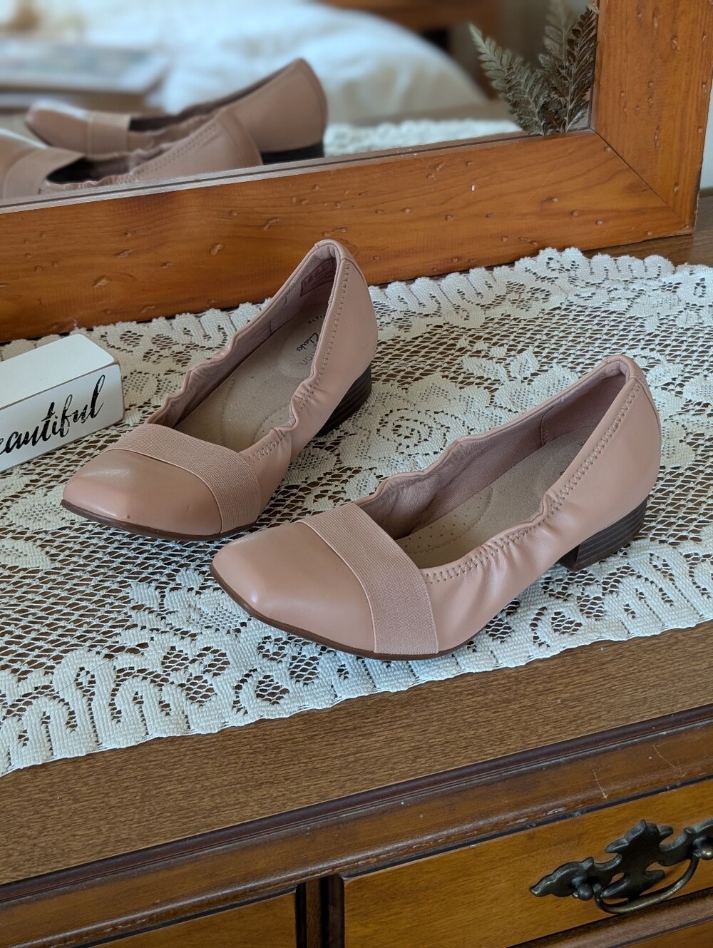 Clarks Women’s Elastic Slip-On Size 7.5 Low Heel Flats in Blush Pink